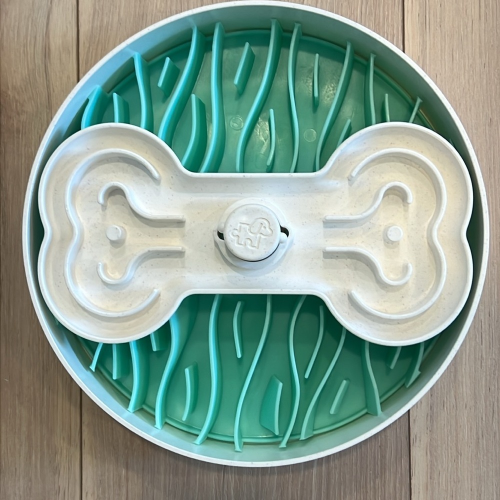 Puzzle Feeder™ / Dog Bowl for Eating Habit Training (Lawn-Green)